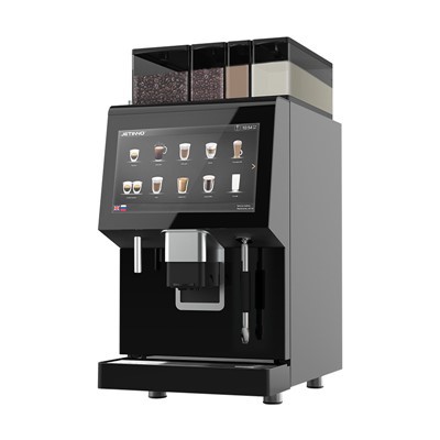 Hotel proaspăt maestru de cafea cu lapte